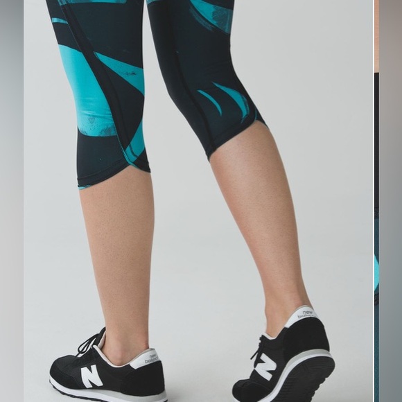 29 -Lululemon Run: Top Speed Crop
Back Spin Stroke Peacock Blue Black -17” - Picture 3 of 6